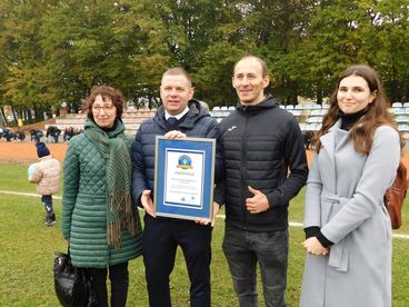 W Lututowie ustanowili rekord w najdłuższej linii z monet - do nietypowej akcji charytatywnej zaprosił Rejonowy Bank Spółdzielczy